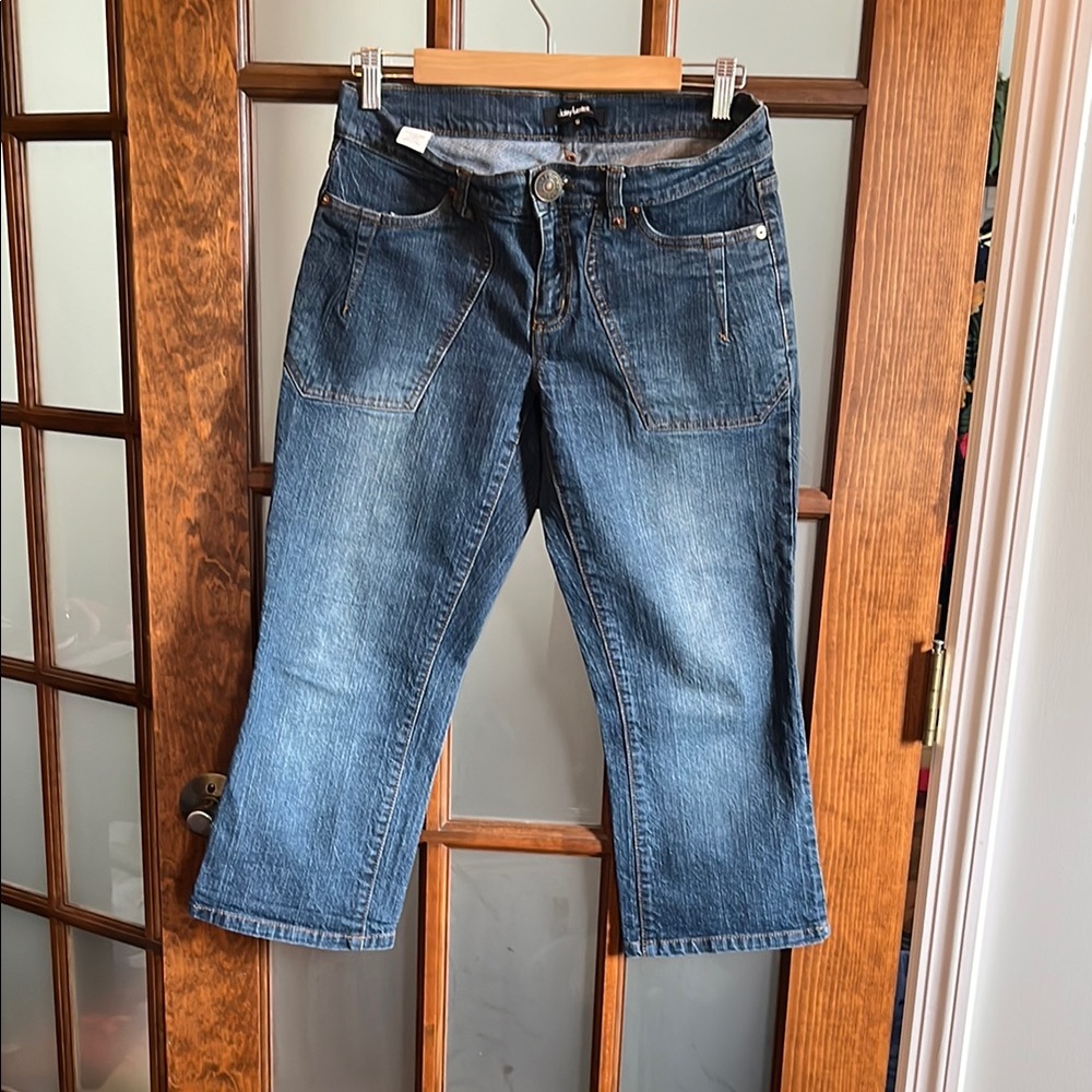 Women’s crop jeans perfect for casual wear.